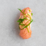 Grillet laks med chilimayo og forårsløg